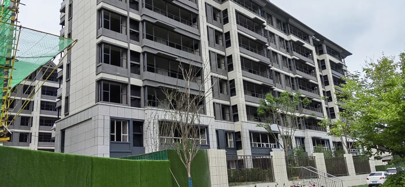 顶峰林语蝶院现房热销中，涵盖平层洋房与叠式平墅